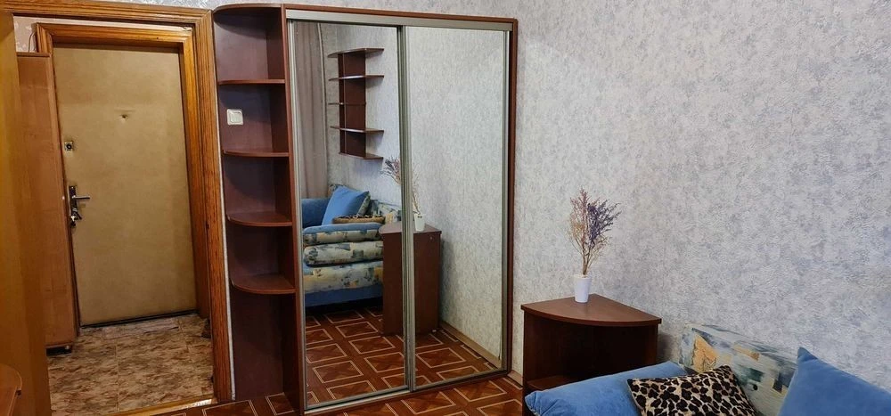 Здається 2-кімнатна квартира на Райдужному масиві.