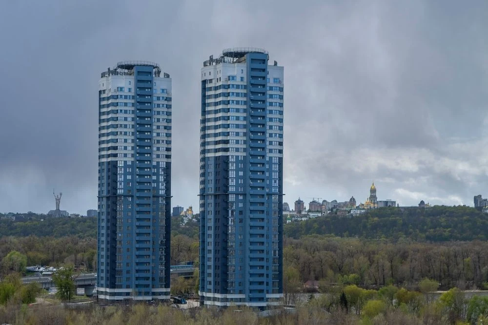 Комфортна квартира з трьома спальнями поруч з метро Лівобере