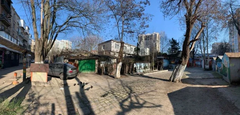 6.5 Bolshoi Fontana station, a plot of 3.3 acres with a structure