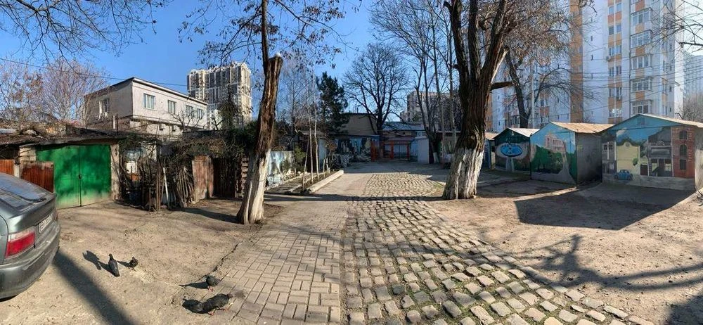6.5 Bolshoi Fontana station, a plot of 3.3 acres with a structure