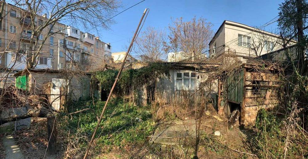 6.5 Bolshoi Fontana station, a plot of 3.3 acres with a structure