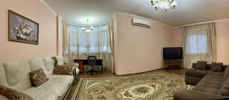 Простора видова трикімнатна квартира