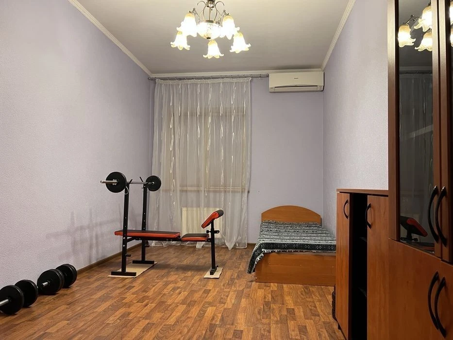Простора видова трикімнатна квартира