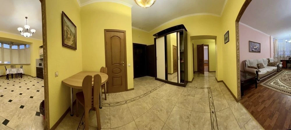 Простора видова трикімнатна квартира