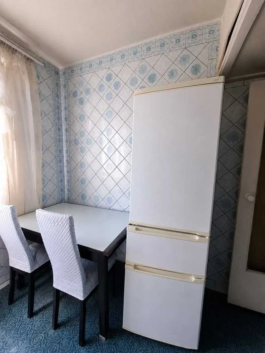 I will sell a 4-room apartment on Gv. Shironintsiv St., Peremohy Park.