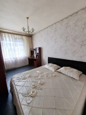 I will sell a 4-room apartment on Gv. Shironintsiv St., Peremohy Park.