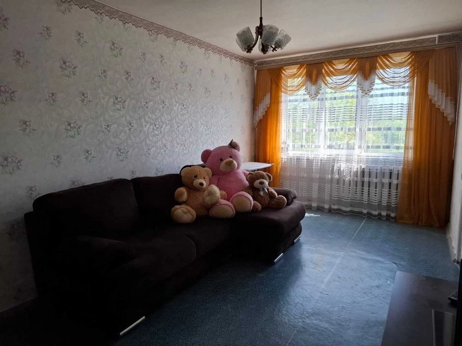I will sell a 4-room apartment on Gv. Shironintsiv St., Peremohy Park.