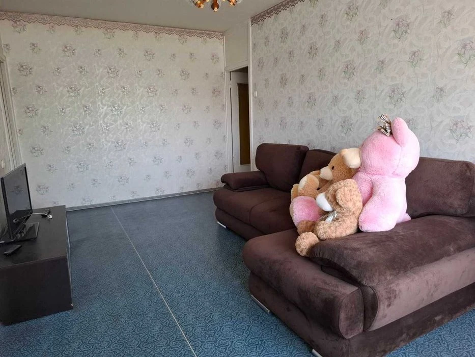 I will sell a 4-room apartment on Gv. Shironintsiv St., Peremohy Park.