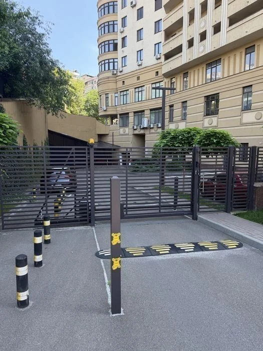 Київ, Шевченківський район, вул. Дмитрівська 75, довгостроко
