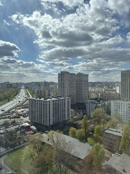Довгострокова оренда двокімнатної квартири з великою кухнею-