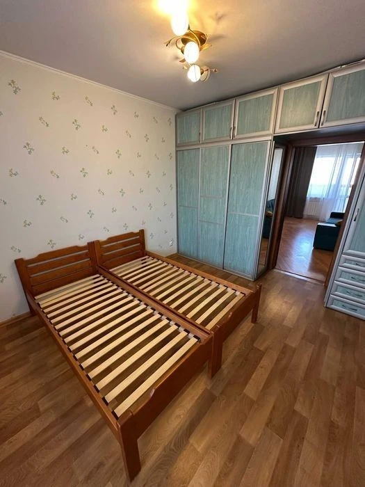 Трехкомнатная Урловськая срочно сдам квартиру