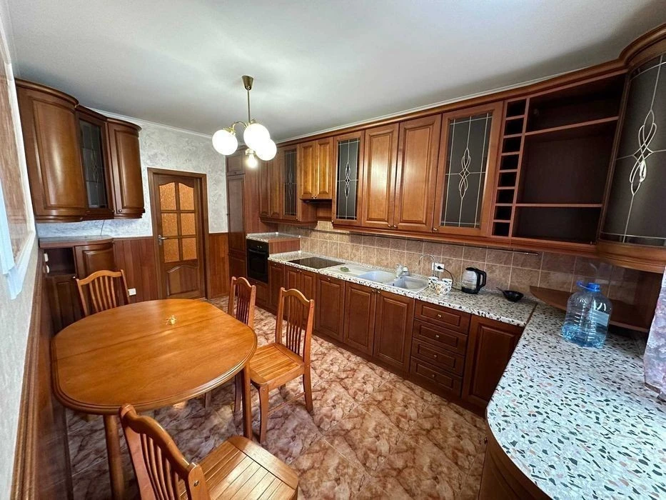 Оренда просторої 3-кімнатної квартири, 90 м² - вул. Вишняків