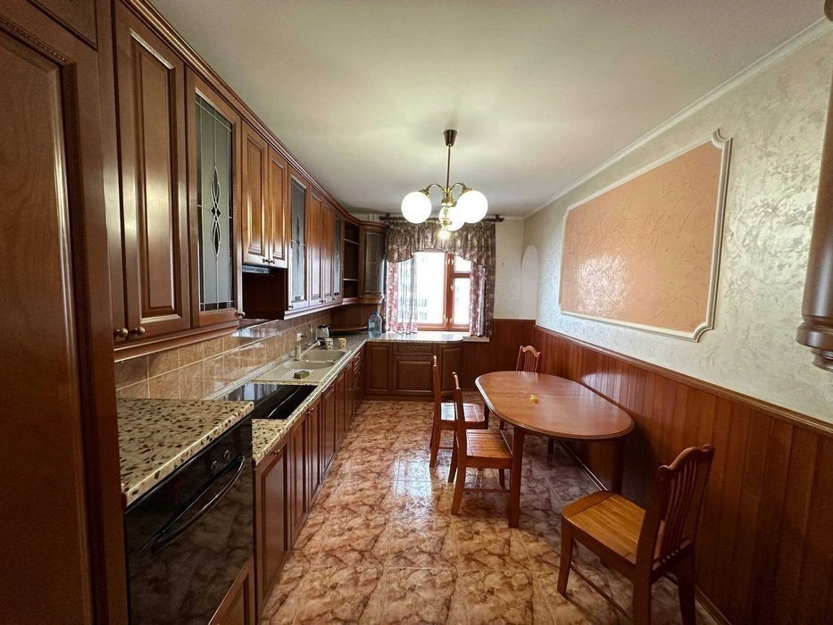 Оренда просторої 3-кімнатної квартири, 90 м² - вул. Вишняків