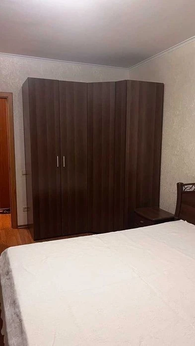 Оренда 2 к, Київ, вул. Гришка, буд. 10, с паркомісцем, м. По