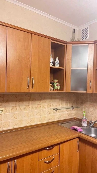 Оренда 2 к, Київ, вул. Гришка, буд. 10, с паркомісцем, м. По