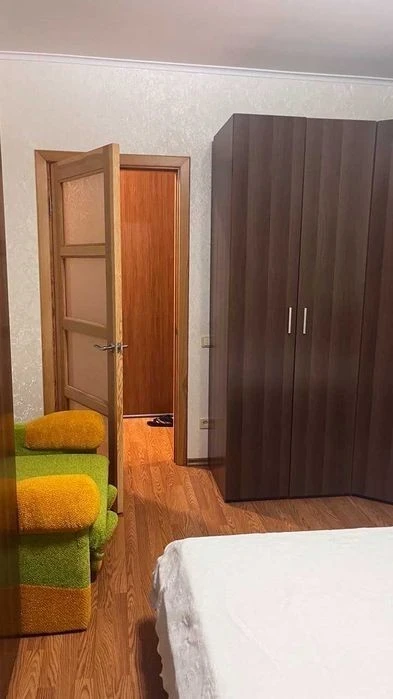 Оренда 2 к, Київ, вул. Гришка, буд. 10, с паркомісцем, м. По