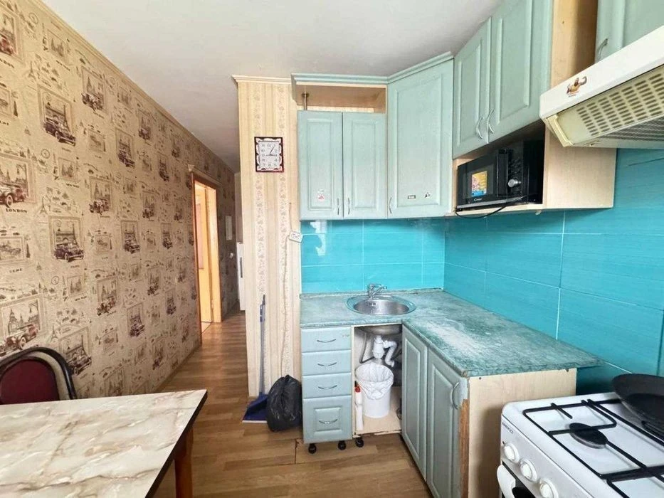 Дегтярівська 28, суміжна 2к, низький поверх, з газом, можна
