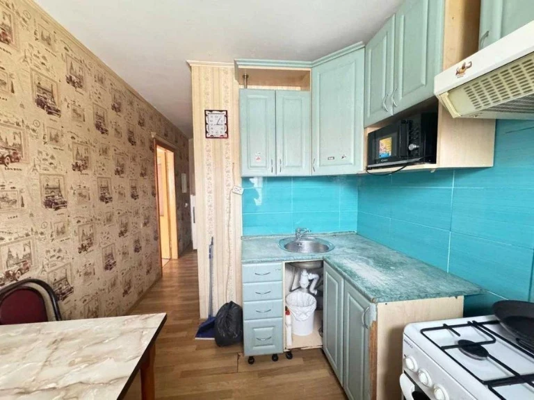 Дегтярівська 28, суміжна 2к, низький поверх, з газом, можна