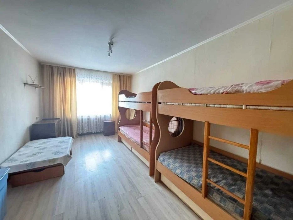 Дегтярівська 28, суміжна 2к, низький поверх, з газом, можна
