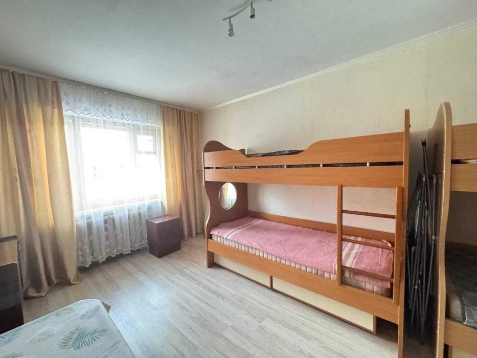 Дегтярівська 28, суміжна 2к, низький поверх, з газом, можна