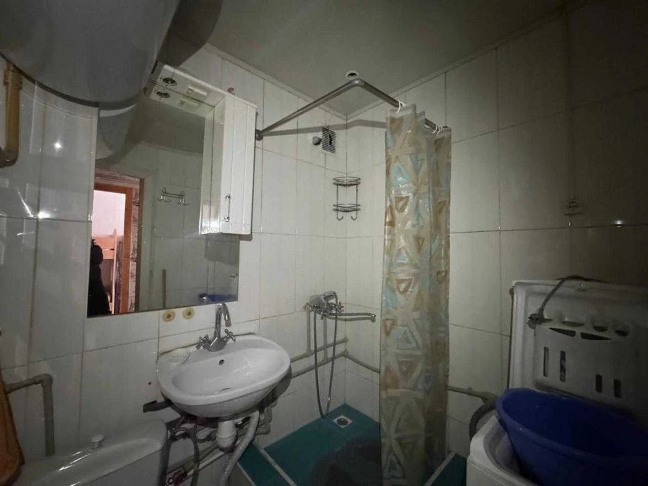 Дегтярівська 28, суміжна 2к, низький поверх, з газом, можна