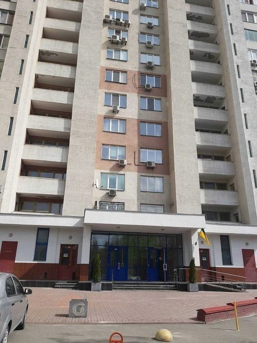 здам велику однокімнатну. поруч метро. Вокзальна-Політехнічн