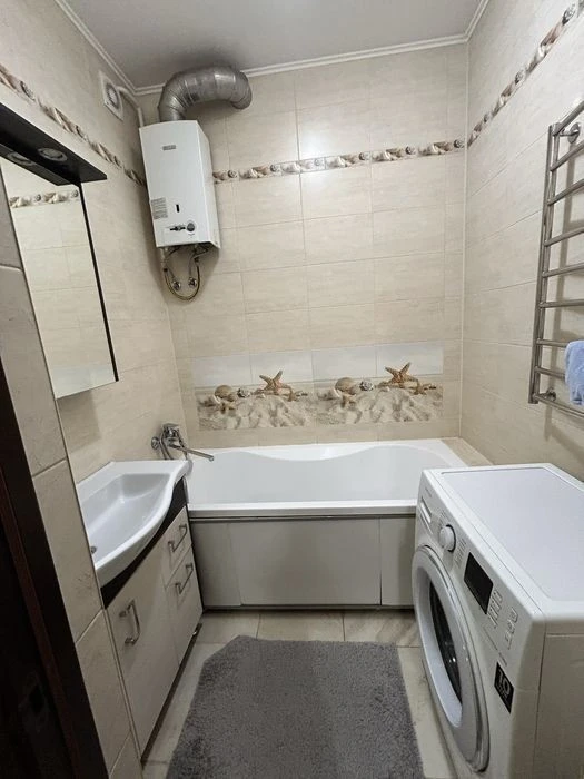 Затишна 2 х кімнатна сталінка біля метро Лукянівка