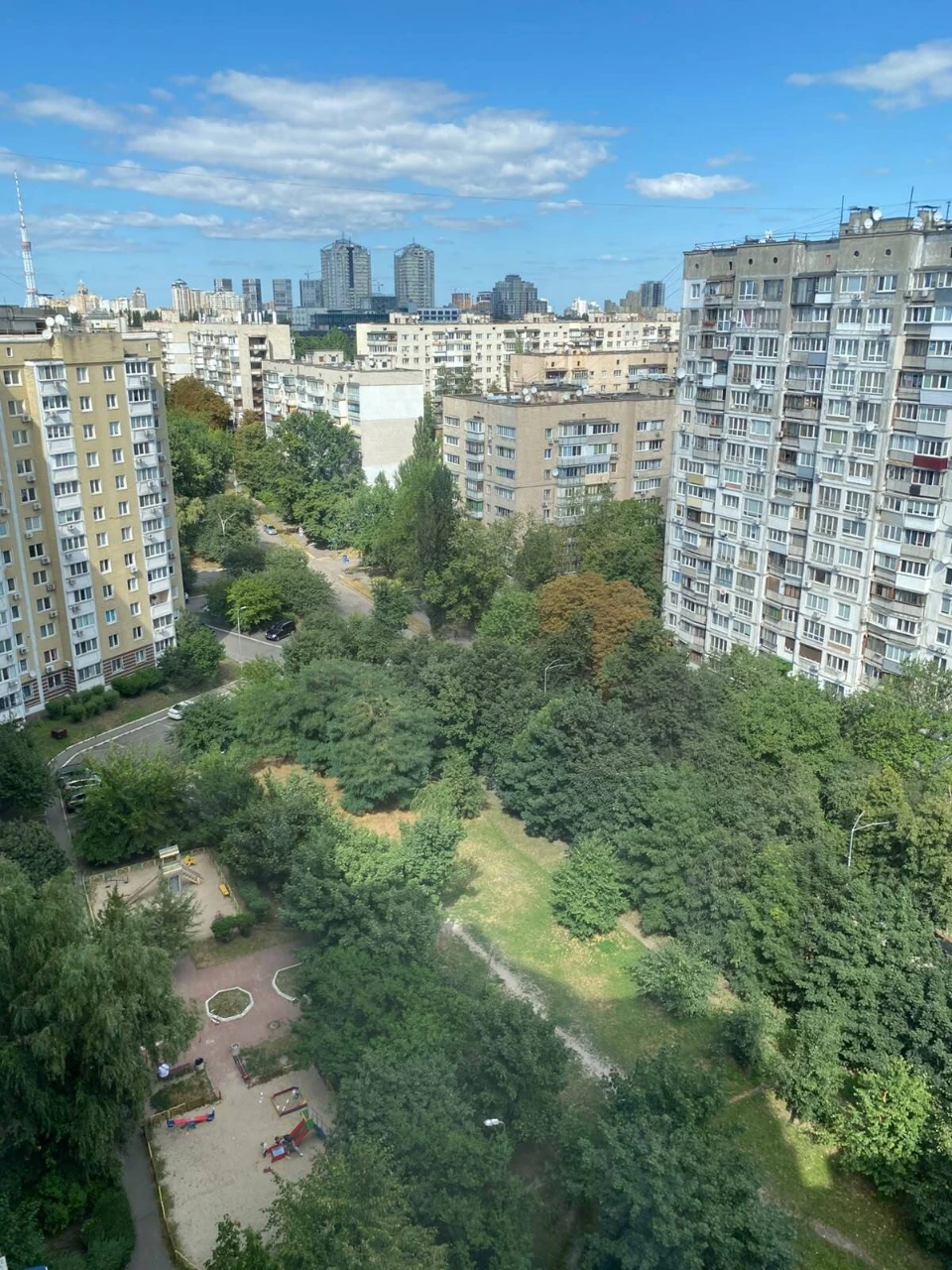 Простора квартира з паркомісцем у Солом'янському районі