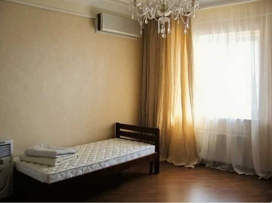 Центр, Чорновола 25, 3к квартира, 150 кв. м. 1000 у. о.