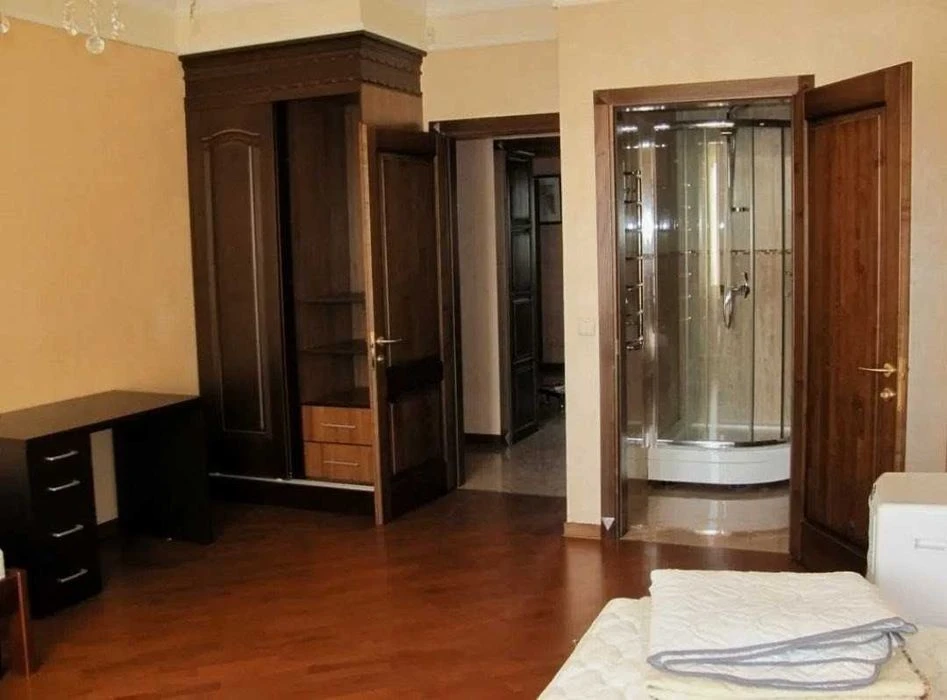 Центр, Чорновола 25, 3к квартира, 150 кв. м. 1000 у. о.