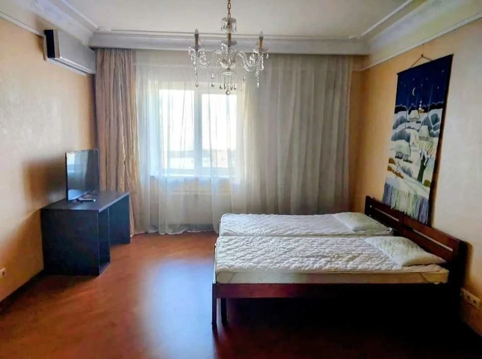Центр, Чорновола 25, 3к квартира, 150 кв. м. 1000 у. о.