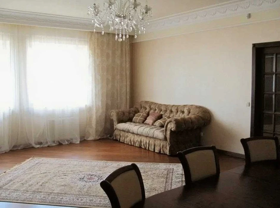 Центр, Чорновола 25, 3к квартира, 150 кв. м. 1000 у. о.