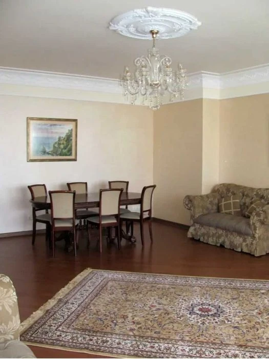 Центр, Чорновола 25, 3к квартира, 150 кв. м. 1000 у. о.