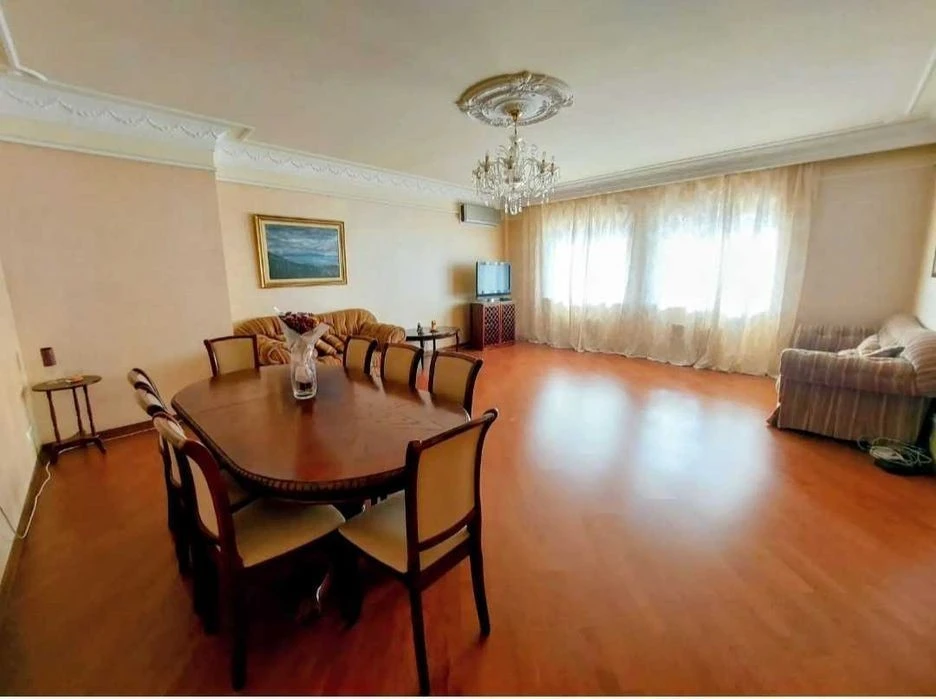 Центр, Чорновола 25, 3к квартира, 150 кв. м. 1000 у. о.