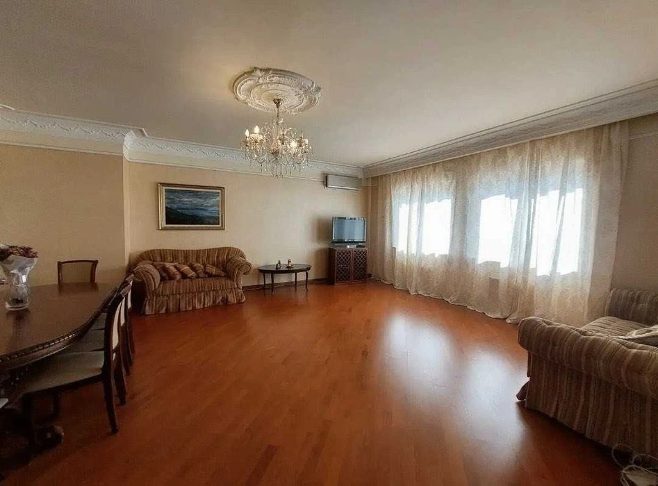 Центр, Чорновола 25, 3к квартира, 150 кв. м. 1000 у. о.