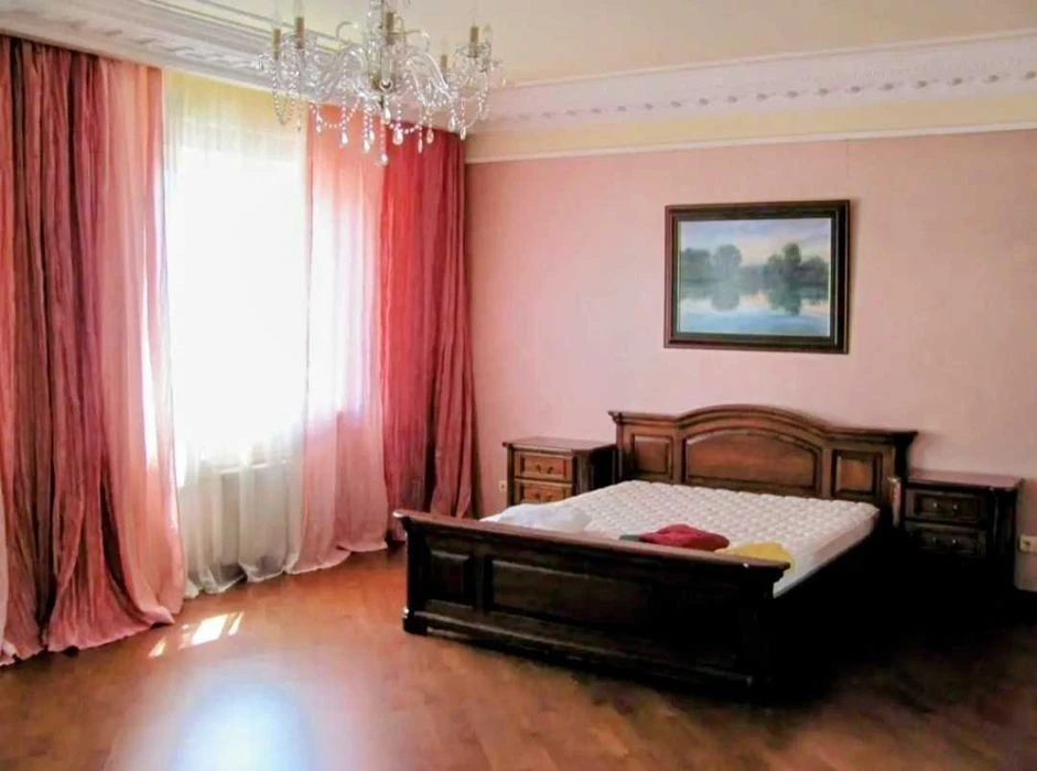 Центр, Чорновола 25, 3к квартира, 150 кв. м. 1000 у. о.