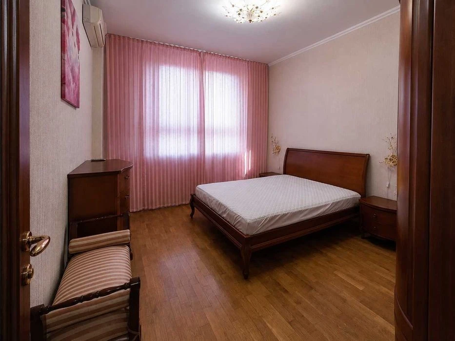 Центр! Шота Руставелі 44, 2к квартира, 5-й поверх, ст м Пала