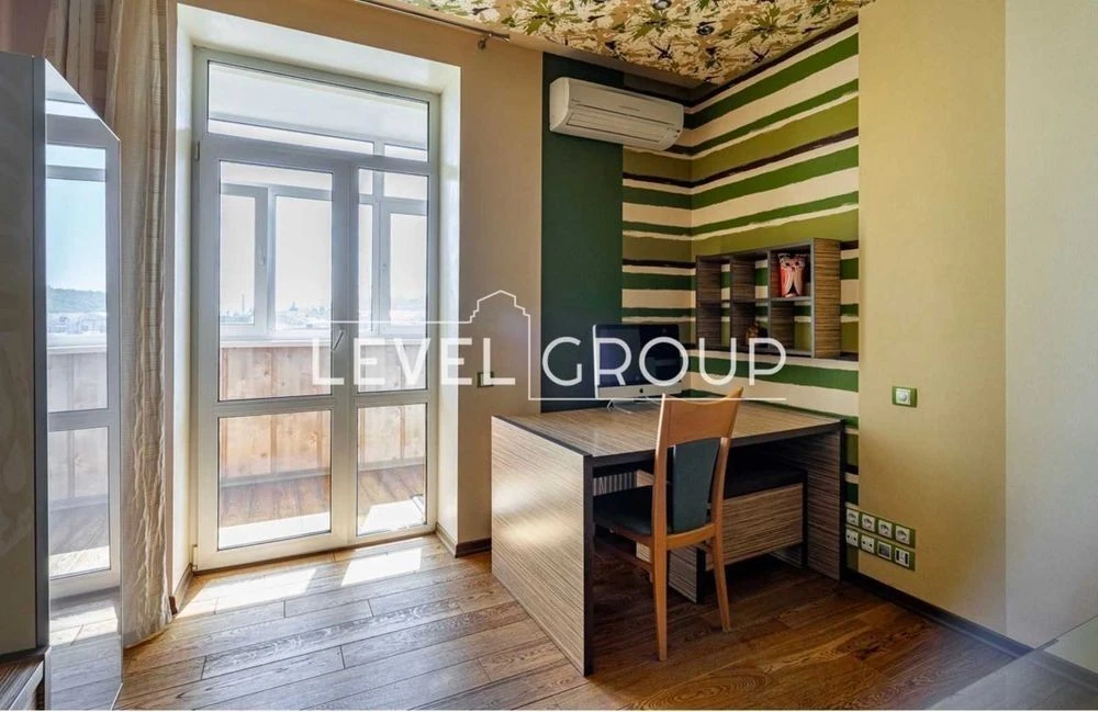 Spacious 4-room apartment for sale, Shchekavytska St. 30/39,