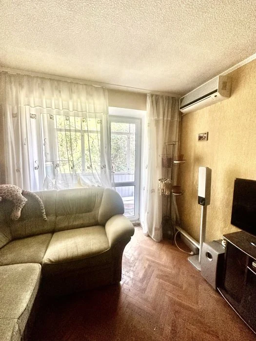 Selling 2 apartments near the 23 August metro station, next to the 4/5 movie theater.