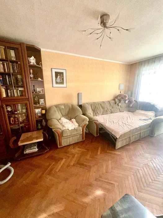Selling 2 apartments near the 23 August metro station, next to the 4/5 movie theater.