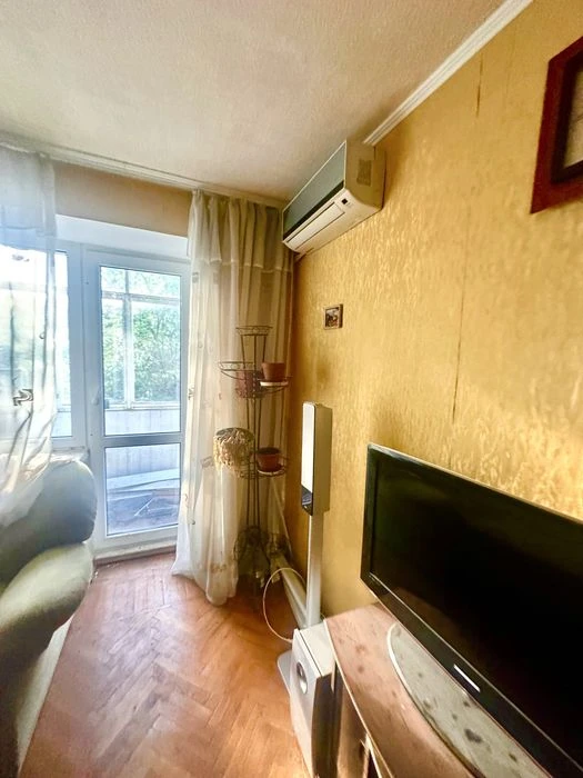 Selling 2 apartments near the 23 August metro station, next to the 4/5 movie theater.