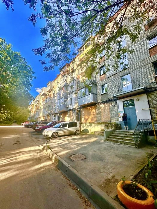Selling 2 apartments near the 23 August metro station, next to the 4/5 movie theater.
