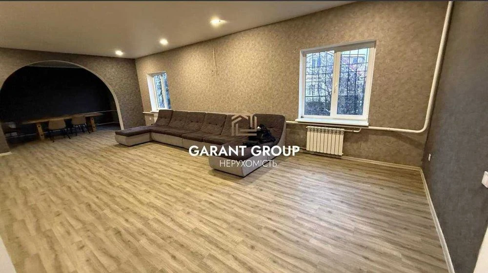 Spacious 3-story house / Garage / Large plot