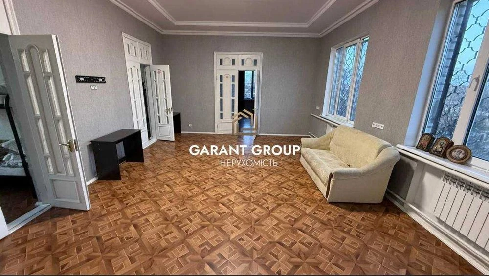 Spacious 3-story house / Garage / Large plot