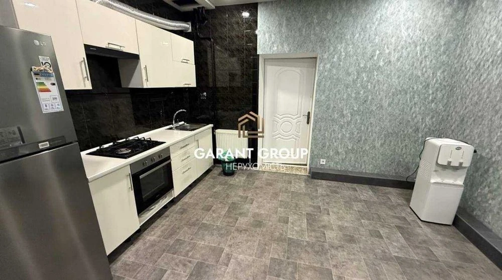 Spacious 3-story house / Garage / Large plot