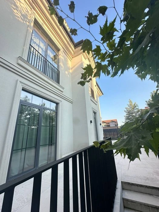 New luxury house in Sauvignon. Beautiful cozy street.
