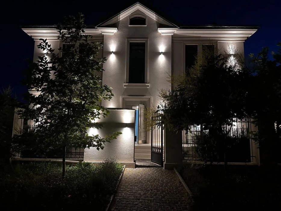 New luxury house in Sauvignon. Beautiful cozy street.