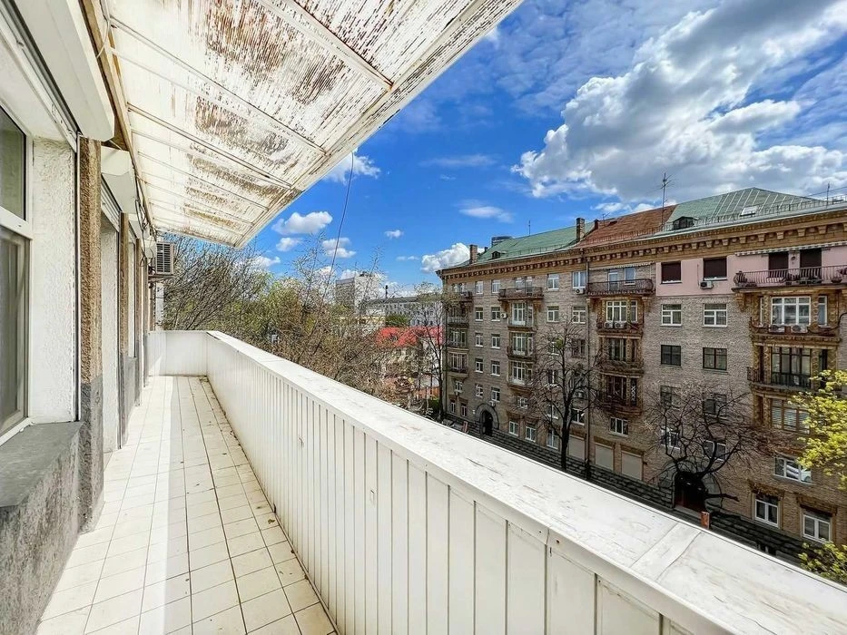 Оренда світлої квартири Богомольця 7/14, 108м, без відключен