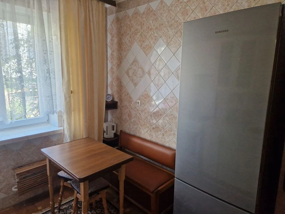 3-кімнатна, 2й поверх, Драгоманова 25. Довгострокова оренда