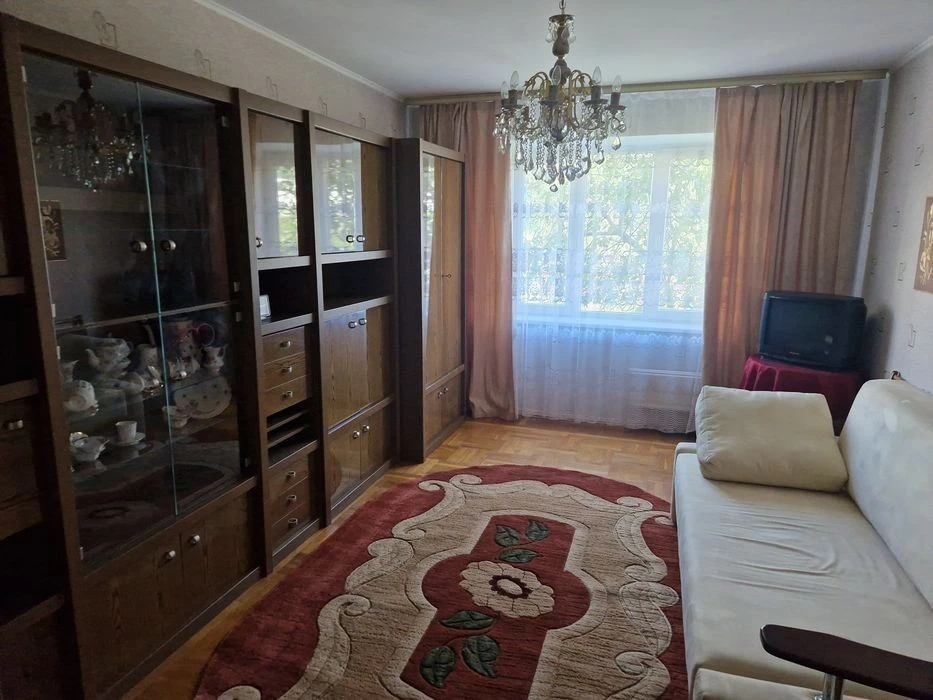3-кімнатна, 2й поверх, Драгоманова 25. Довгострокова оренда